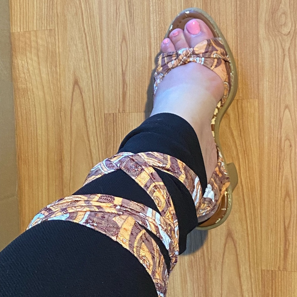 Wrap platform heel